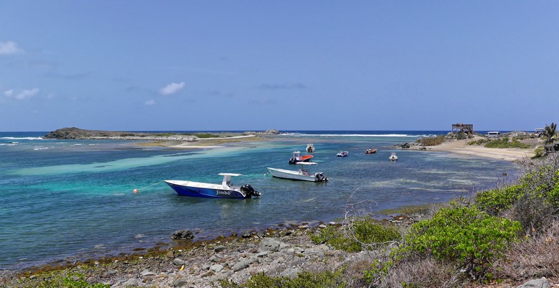 Bateaux mouillant dans la baie de l'Embouchure à Saint-Martin